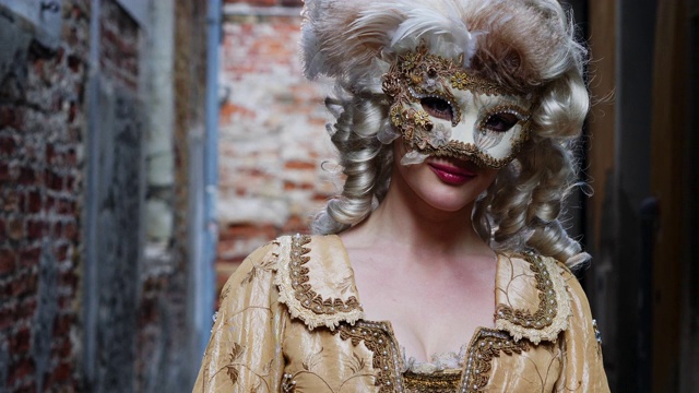 妇女的肖像穿着历史服装和威尼斯面具视频下载