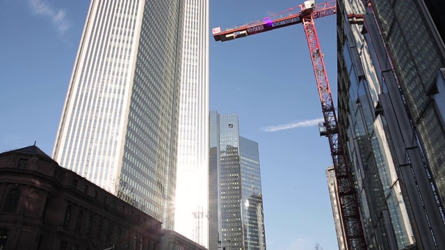 玻璃摩天大楼反射阳光视频素材