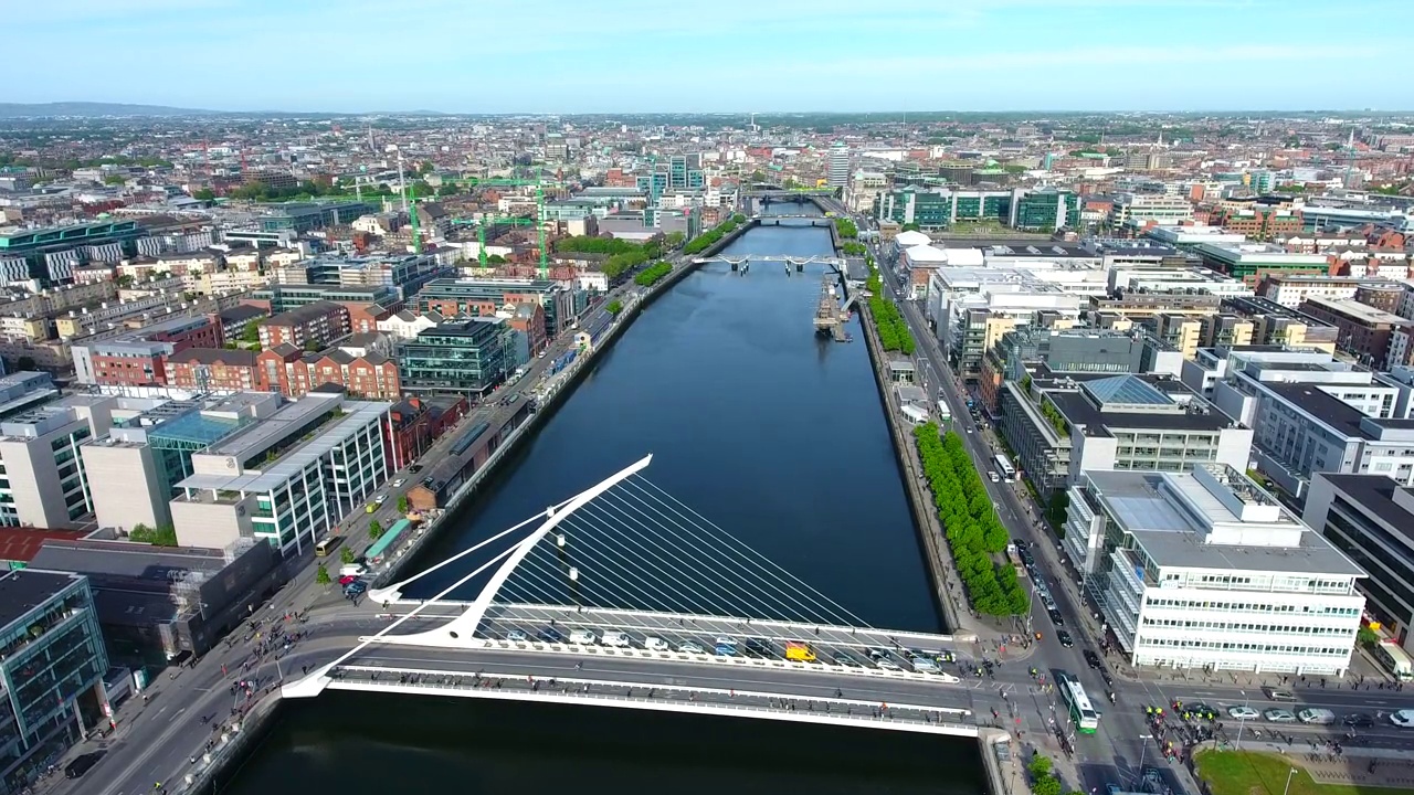 爱尔兰都柏林的利菲河和塞缪尔贝克特桥视频素材