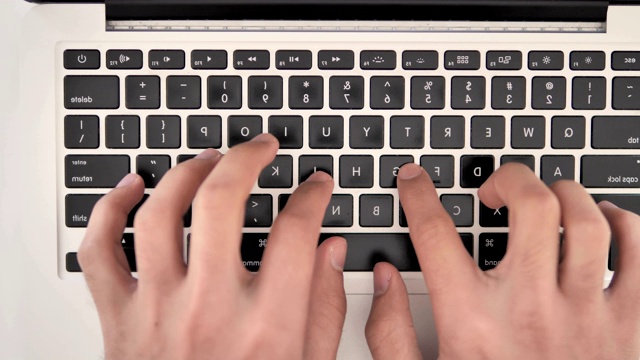 俯视图的手打字在笔记本电脑上视频下载
