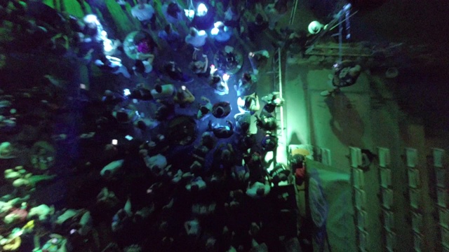 鸟瞰图的一个户外聚会在城市晚上视频素材