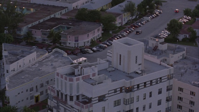 迈阿密天际线和居民区的空中撤退。放大并旋转公寓建筑屋顶。视频素材