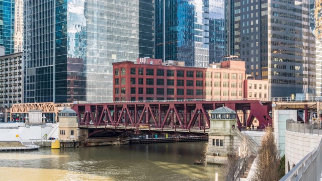 4K时间推移的芝加哥街桥和芝加哥河与交通在现代建筑之间的密歇根大道在芝加哥，伊利诺斯州，美国，商业和现代交通概念视频素材