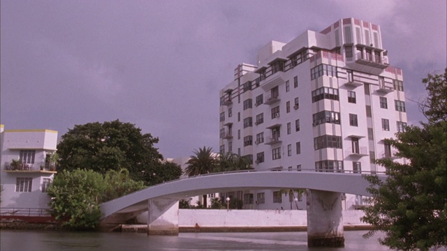 潘区左至右设有公寓或共管公寓。Teal酒店大楼在开始时读到“水边客栈”，水在前景。看右边尽头的小桥。视频素材