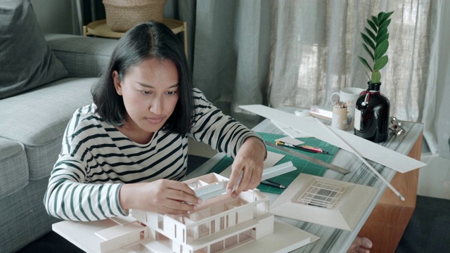 女建筑师使用比例，使她的模型家视频下载