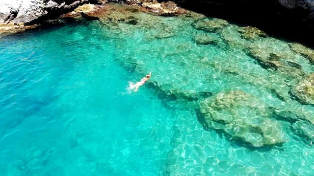 女人们在海床上晒日光浴视频素材