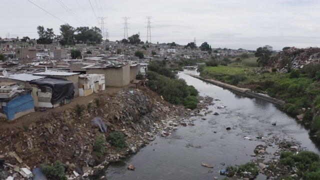 南非亚历山德拉镇Jukskei河沿岸贫民窟或棚户区的4K空中近景视频素材