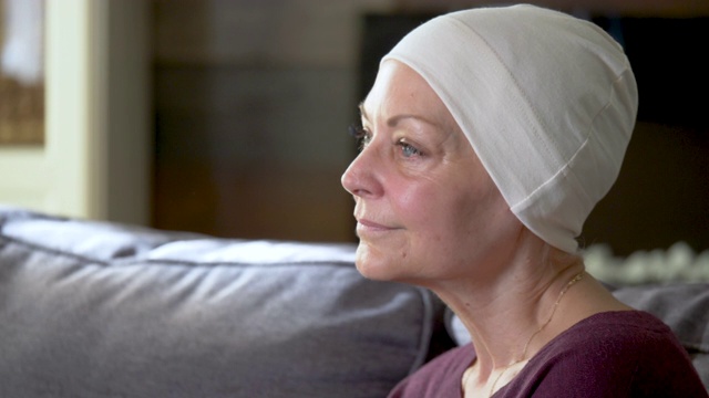 一位正在从癌症中康复的老年妇女视频素材