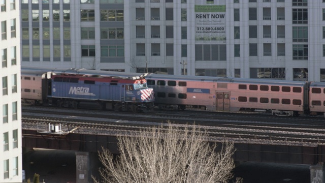 广角高架列车通过城市天桥或新娘。铁轨可见。办公楼可见。视频素材