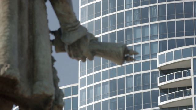 近角度的雕塑或雕塑持有。格兰特公园的克里斯托弗·哥伦布雕像。在bg可见的公寓或写字楼。可以是公寓或酒店。视频素材