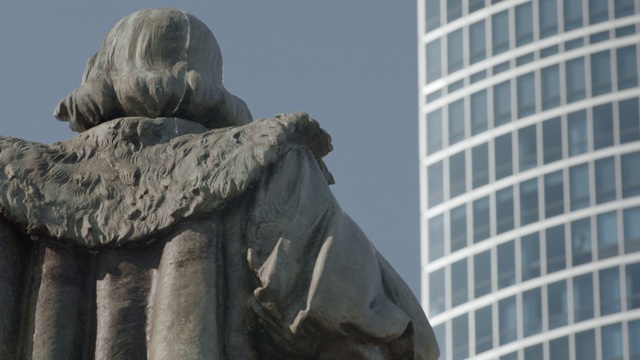 近角度的克里斯托弗哥伦布雕像的头部在格兰特公园。可能是雕塑。在bg可见的公寓或写字楼。可以是公寓或酒店。视频下载