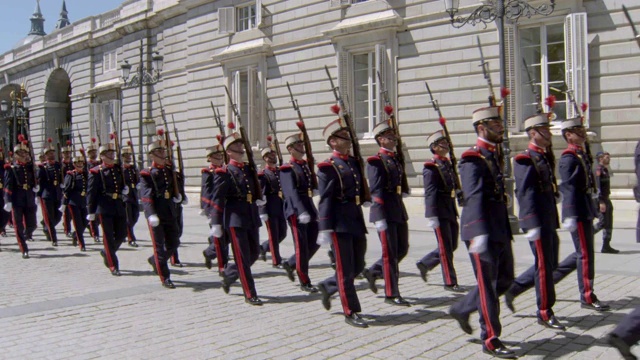 西班牙马德里皇家宫殿，皇家卫队在音乐的伴奏下行进视频素材