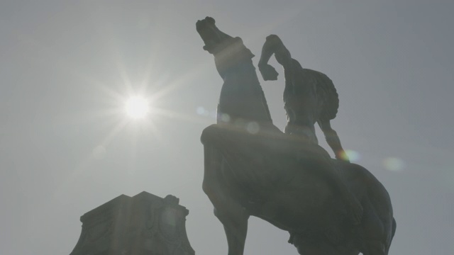 上角度的雕像，雕塑，或纪念碑的美洲印第安人和马。格兰特公园的国会广场。地标性建筑。弓箭手和矛手雕像。视频素材