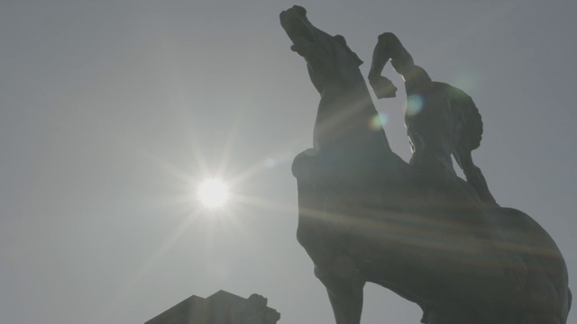 上角度的雕像，雕塑，或纪念碑的美洲印第安人和马。格兰特公园的国会广场。地标性建筑。弓箭手和矛手雕像。视频素材