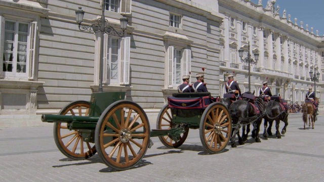 西班牙马德里皇家宫殿，皇家卫队在马背上拉着大炮视频素材