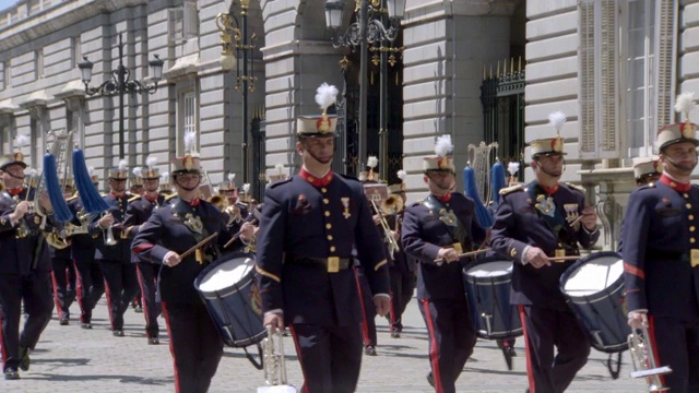 西班牙马德里皇家宫殿，皇家卫队在音乐的伴奏下行进视频素材