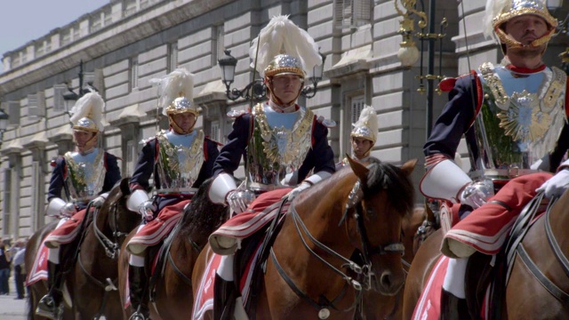 西班牙马德里皇家宫殿的近景，皇家宫殿守卫在马背上视频素材