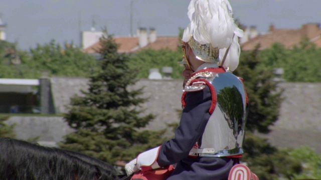 西班牙马德里皇家宫殿的近景，皇家宫殿守卫在马背上视频素材