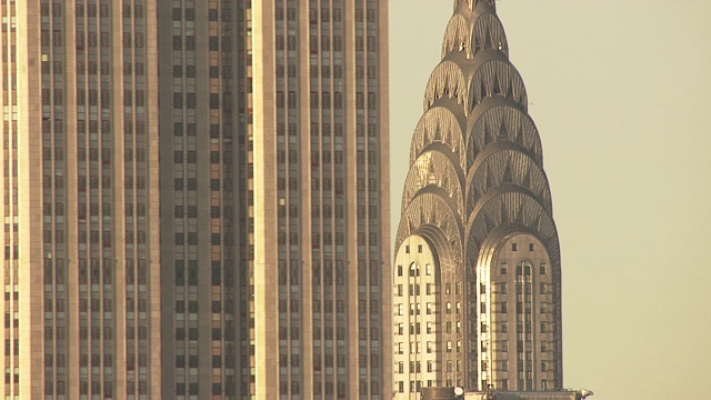空中的克莱斯勒大厦，曼哈顿中城，摩天大楼和高层的办公室或公寓大楼在纽约市的天际线。地标。视频下载