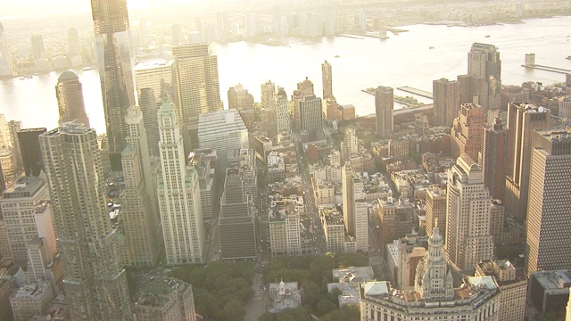 空中鸟瞰波夫布鲁克林大桥上的东河到市中心曼哈顿纽约市天际线。摩天大楼、高层和多层办公或公寓。日落。高速公路上的汽车。视频素材