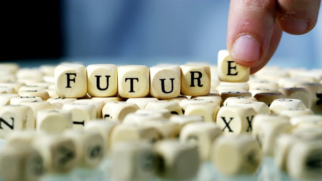 一只手把单词“未来”变成了“未来”，扔掉了字母。视频下载