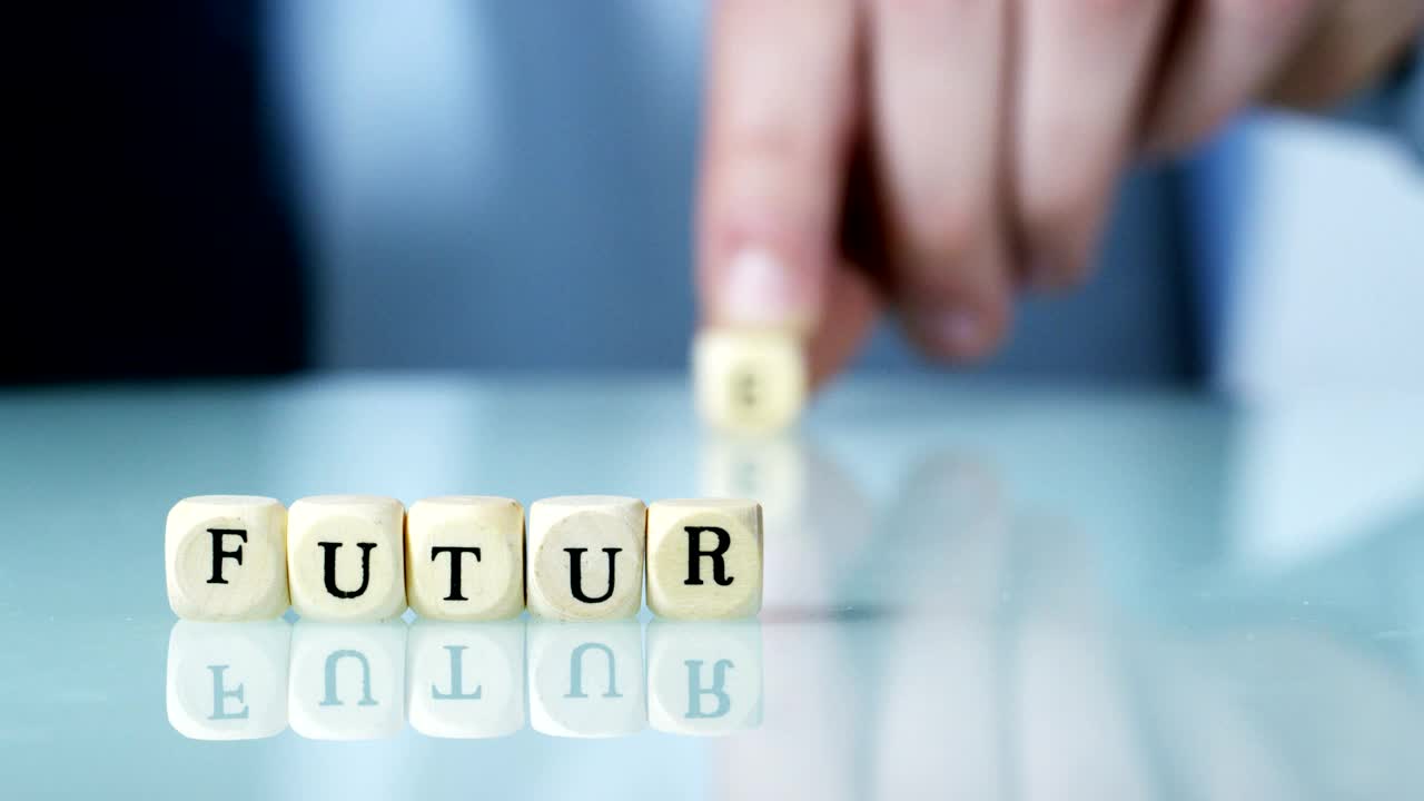 一只手把单词“Future”翻成了“Future”，把字母扔掉。视频下载