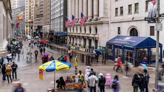 时光流逝:游客、商人和工人拥挤在美国纽约华尔街证券交易所大楼视频素材
