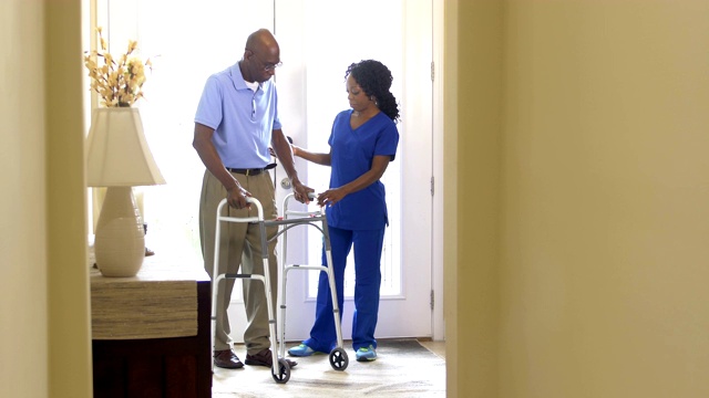 家庭保健工作者帮助老人与walker视频下载
