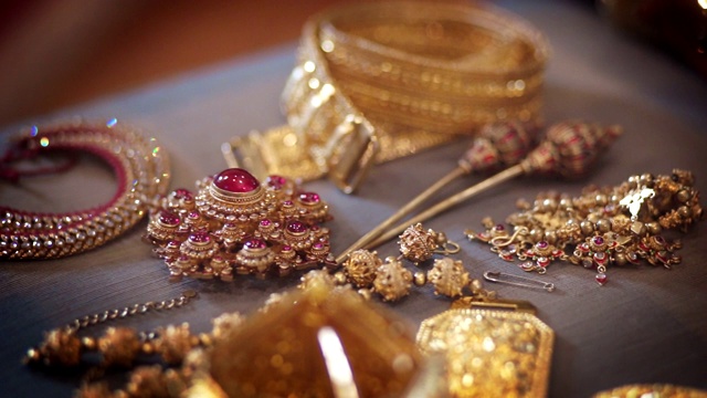 多利右相机的古代黄金珠宝和配件与传统泰国风格的宝石。视频素材