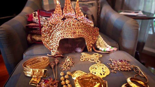 多莉拍摄了泰国传统戏剧女演员的古金皇冠和珠宝配件。视频素材