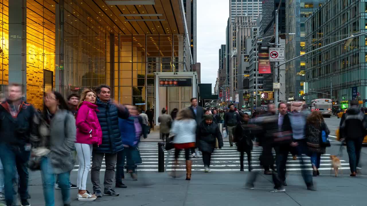 延时拍摄:美国纽约市，时代广场，布莱恩特公园，挤满了商人和工人视频素材