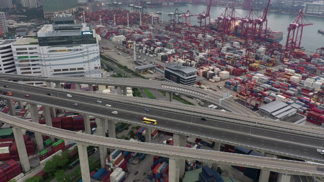 香港货柜码头及昂船洲大桥的交通车辆及货柜船坞的无人机电影视频素材