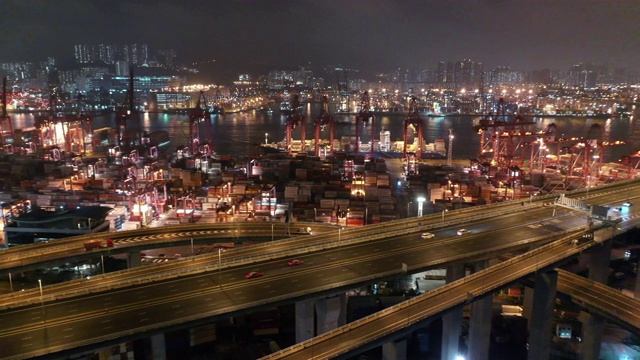 香港货柜码头及昂船洲大桥的交通车辆及货柜船坞的无人机电影视频素材