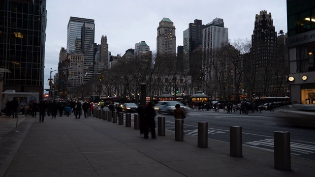 延时:商人和工人行人拥挤在布赖恩特公园时代广场美国纽约市日落视频素材
