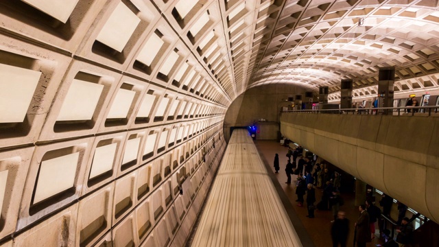 时光流逝:美国华盛顿特区地铁里拥挤的行人视频素材