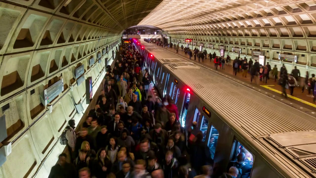 延时拍摄:拥挤的行人在美国华盛顿特区的地铁视频下载