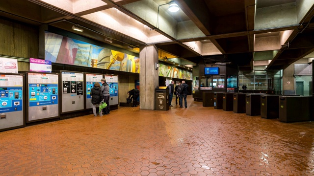 在美国华盛顿特区地铁售票处，行人拥挤不堪视频素材