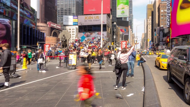 时光流逝:阳光明媚的日子里，美国纽约时代广场上挤满了行人视频下载