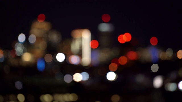 模糊的背景:波士顿高速到天际线摩天大楼城市景观日落视频下载