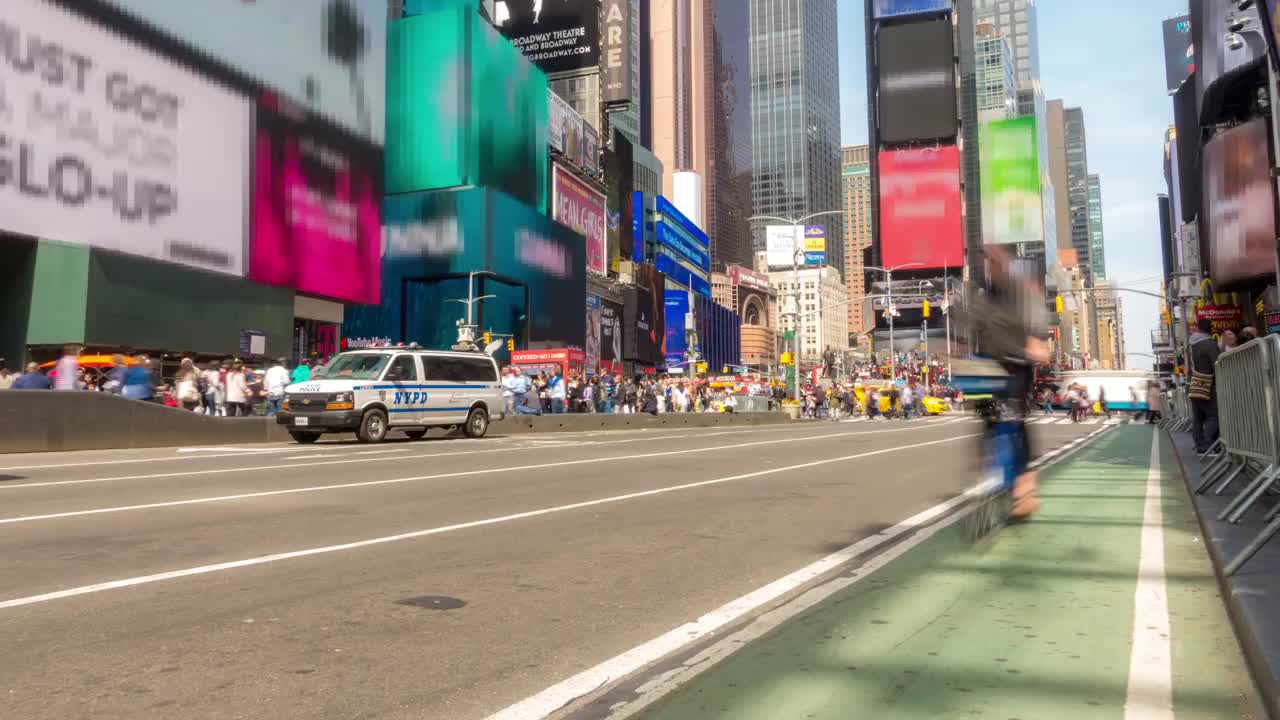 延时拍摄:阳光明媚的一天，美国纽约市时代广场上挤满了游客视频下载