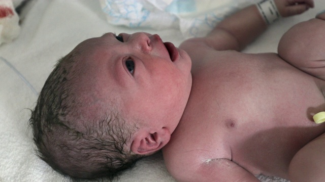 新生婴儿出生后的第一分钟视频素材