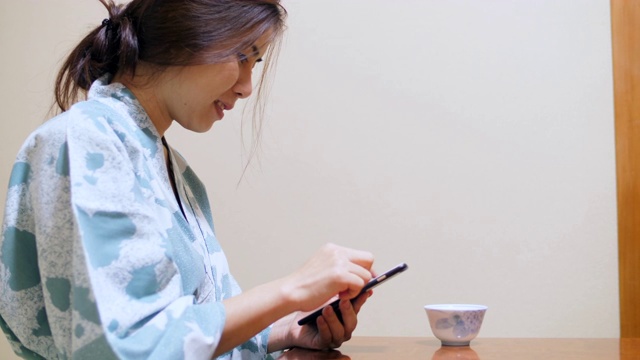 日本女性使用手机视频素材