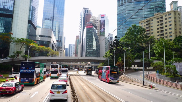 时间流逝，轻交通在香港城市天际线在晚上的道路视频素材