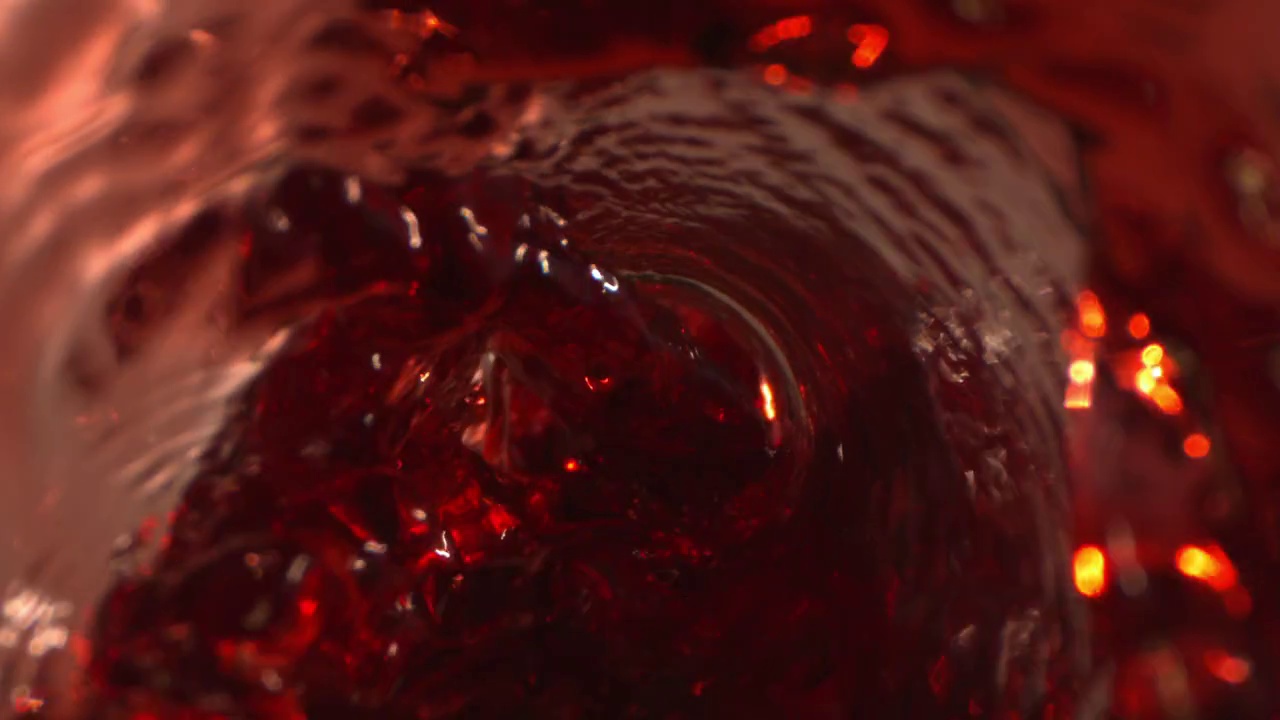 在幻影和老娃的杯中，用旋涡状的酒从瓶子中倒出视频素材