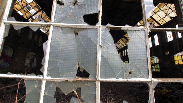 废弃的工业仓库工厂砖楼的破碎窗户视频下载