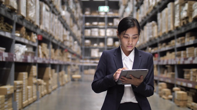 商业女性在仓库使用数字平板电脑视频下载