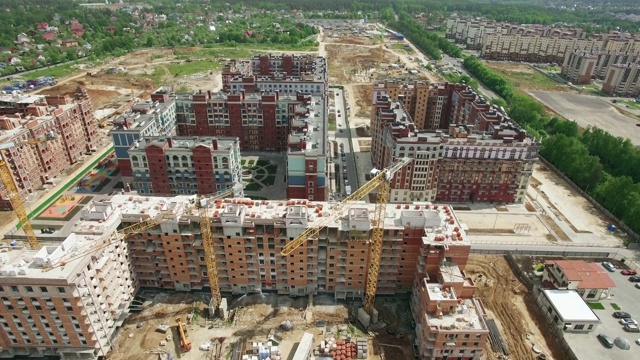 正在俄罗斯新莫斯科新建和未完工的住宅区上空视频下载