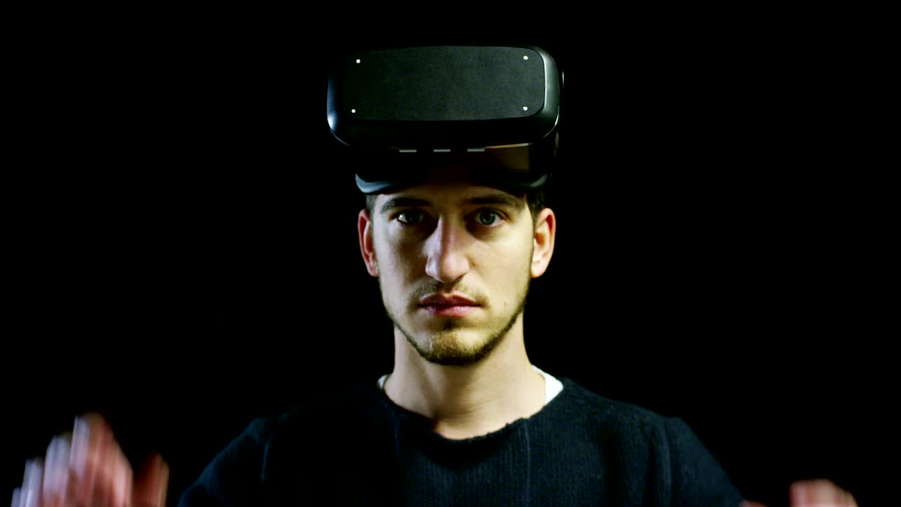 年轻的好男人在生活中使用3d现实与oculus和增强现实技术与现实的实现。视频下载