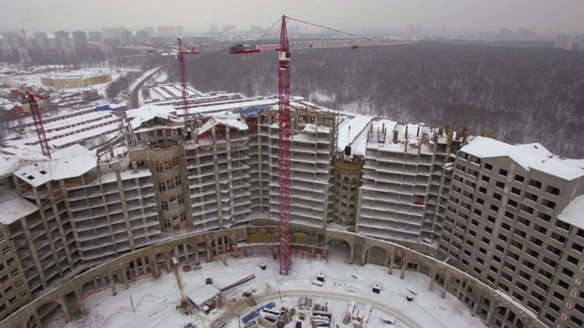 一个巨大的冬季建筑工地的鸟瞰图视频下载