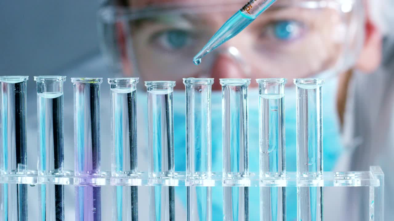 在实验室里，科学家用吸液管分析有色液体，提取试管中的DNA和分子。视频下载
